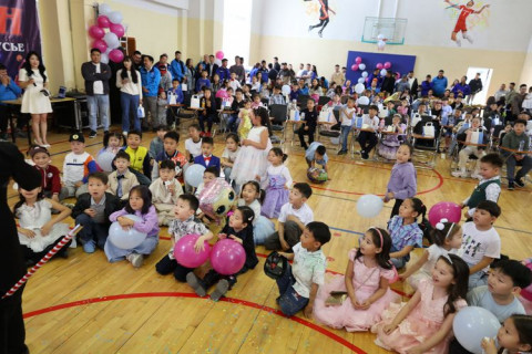 “УБДС“ ТӨХК НИЙТ АЖИЛТНУУДЫНХАА ХҮҮХДҮҮДИЙН ЭХ ҮРСИЙН БАЯРЫГ ТЭМДЭГЛЭЖ ГАРЫН БЭЛГИЙГ НЬ ГАРДУУЛАН ӨГЛӨӨ.