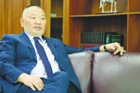 “Эрдэнэтийн 49 хувь” дээр маргаан үүсэж, Д.Эрдэнэбилэг эх орондоо ирэхээр болжээ
