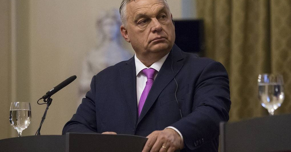 Орбан “тэсрэх бөмбөг” гэж нохойтож эхэллээ