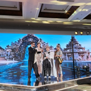 Монголын баг “Little Miss & Mister Universe 2026”-д амжилттай оролцож, Зоригтхүүгийн Чингүүн “Super Grand Prix” шагнал хүртэж ялагчийн титмээ зүүж чадлаа