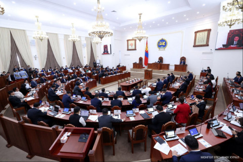 Дөрвөн сурагч тутмын гурав нь электрон тамхи татаж байна гэв