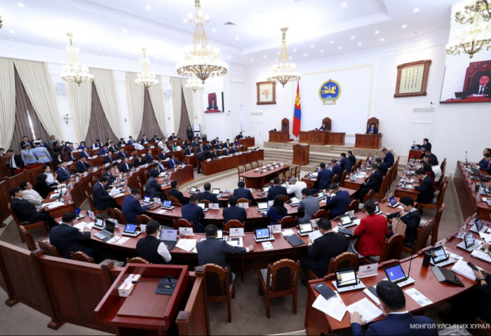 Дөрвөн сурагч тутмын гурав нь электрон тамхи татаж байна гэв