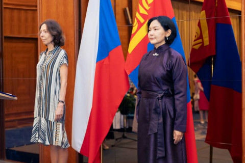ЧЕХИЙН ТӨР, ХУВИЙН ХЭВШЛИЙН ТӨЛӨӨЛЛИЙГ ХҮЛЭЭН АВАВ
