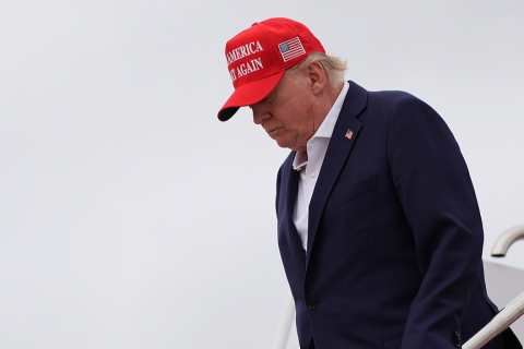 Трамп Ирантай хийх хэлэлцээг зогсоохыг багтаа үүрэг болгожээ