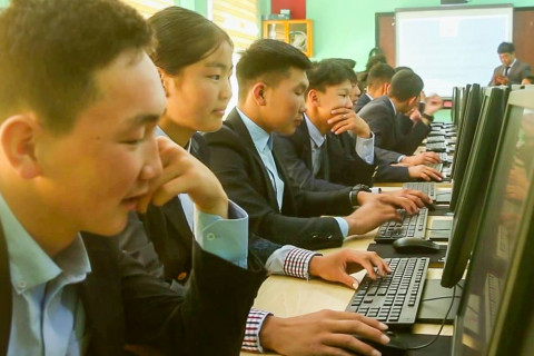 Говь-Алтай аймгийн сургуулиудад компьютерын иж бүрэн техник хэрэгсэл гардуулан өглөө