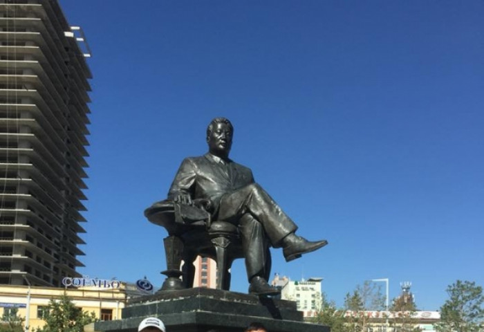 Ю.Цэдэнбал даргын хөшөө, талбайг сайн дураараа угааж цэвэрлэсэн оюутан залуус