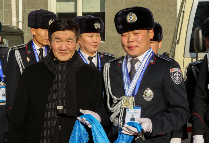 ШИЛДЭГ ХЭСГИЙН ТӨЛӨӨЛӨГЧ О.МӨНХТУЛГАД АВТОМАШИН ГАРДУУЛАВ