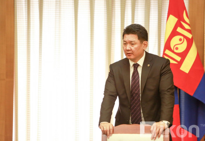 У.Хүрэлсүхийн фанатууд “Ирээдүйн Ерөнхийлөгч”-ийн төлөө хундага өргөж байна