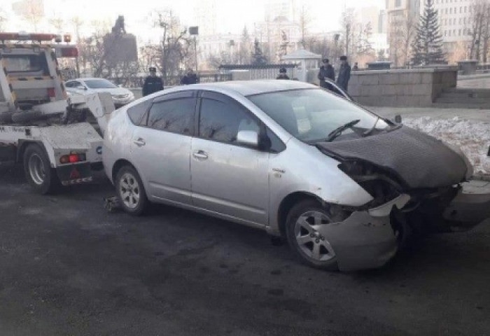 Согтуу  жолооч Төрийн ордны хашааг мөргөжээ