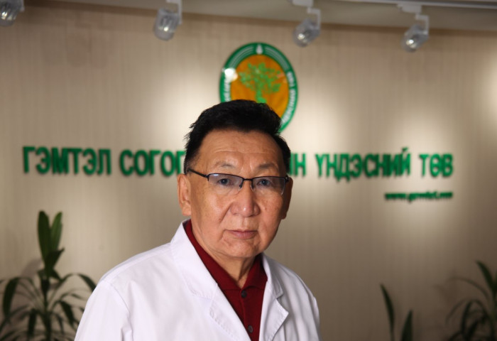 ГССҮТөвийн клиникийн ерөнхий зөвлөх эмч, Анагаахын ШУ-ныдоктор (Sc.D), профессор, Хүний гавьяат эмч РҮВЖИРИЙН ШАГДАРСҮРЭН Шинжлэх Ухааны Академич цол хүртлээ