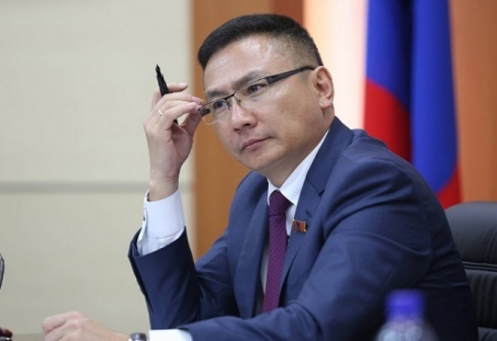 “Би 60 тэрбумын хэрэгтэн  Ц.Сандуй”  хэмээн  өөрийгөө зарлаж буй тэрээр “Хүн алахаас бусдыг хийдэг” гэж дөвчигнөв