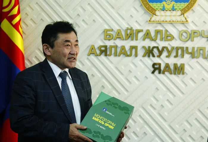 Ц.Элбэгдоржийн ивээлээр  газрын дарга болж 1.9 тэрбумын хэрэгт холбогдсон  Г.Нямдаваа  аль эртнээс  төсвийн мөнгөөр тоглож сурсан эр ажээ