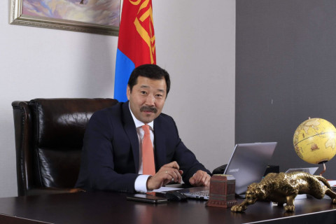 Ж.Бат-Эрдэнэ гишүүн сайн малчдадаа монгол банхар бэлэглэжээ