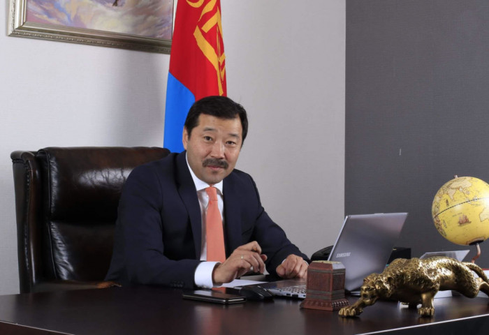 Ж.Бат-Эрдэнэ гишүүн сайн малчдадаа монгол банхар бэлэглэжээ