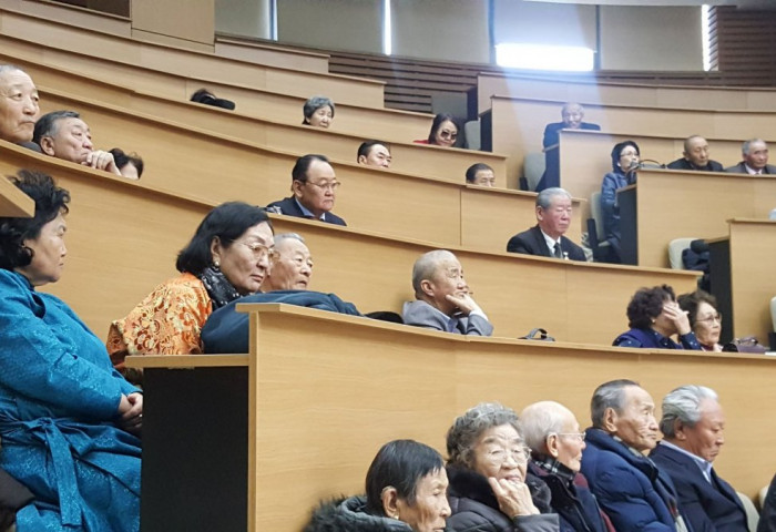 Нийслэлийн МАН-ын удирдлагууд ахмадууддаа хүндэтгэл үзүүллээ