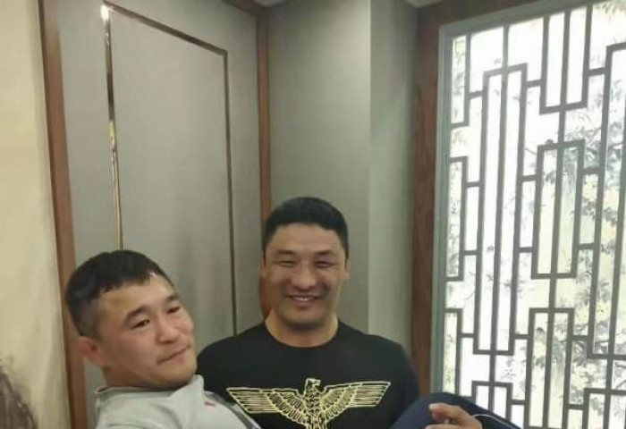 Алдарт аварга Д.Баярбаатар өөрийн хүүгээ МУГТ О.Пүрэвбаатарт шавь оруулжээ
