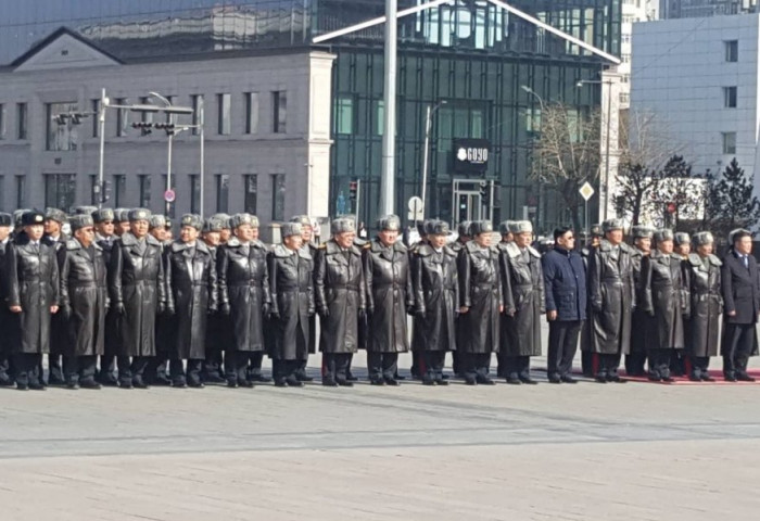 Их жанжин Д.Сүхбаатарын хөшөөнд цэцэг өргөж, хүндэтгэл үзүүллээ
