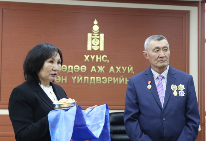  Ж.Онгарыг Монгол Улсын гавьяат малын эмч цолоор шагналаа