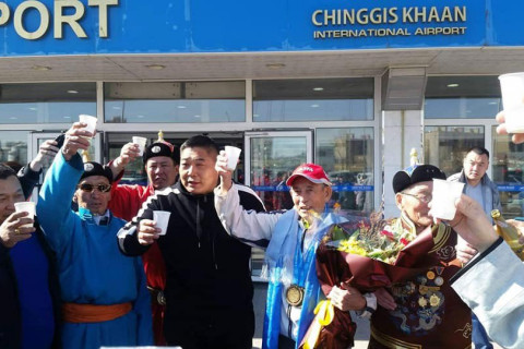 Кёкүшюзан Д.Батбаяр дэлхийн аварга Ц.Раднаад орон сууц бэлэглэнэ