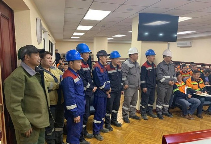 Шинэ экскаватор амжилттай угсарсан ажилтнуудыг урамшууллаа