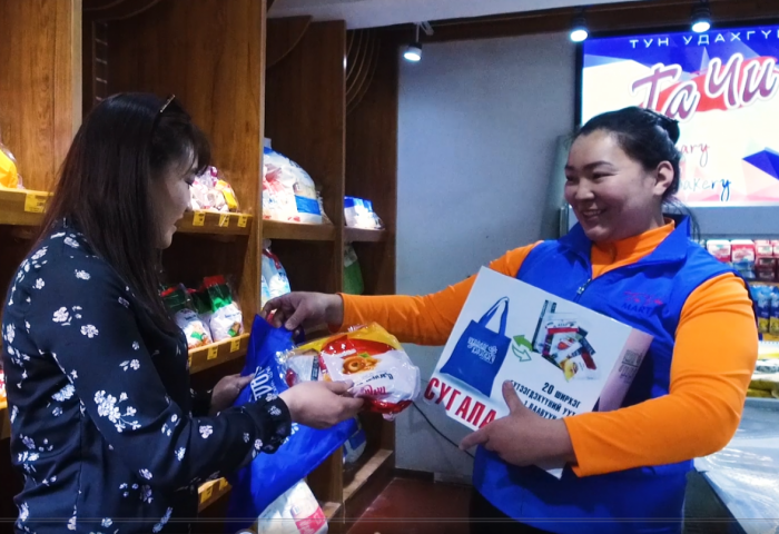 Ухаалаг хэрэглэгч  хөтөлбөрийн хүрээнд Улаанбаатар марафонд ирсэн хэрэглэгчдэд даавуун тор тараана