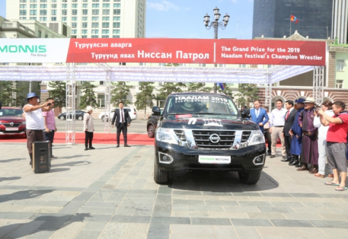 Шинэхэн аварга Э.Оюунболд шагналын автомашинаа гардан авлаа