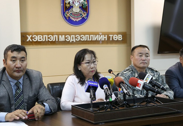 Сайжруулсан түлшийг зөв хэрэглэх, зуухны зөв галлагааны талаар айл өрхүүдэд биечлэн зөвлөгөө өгч байна