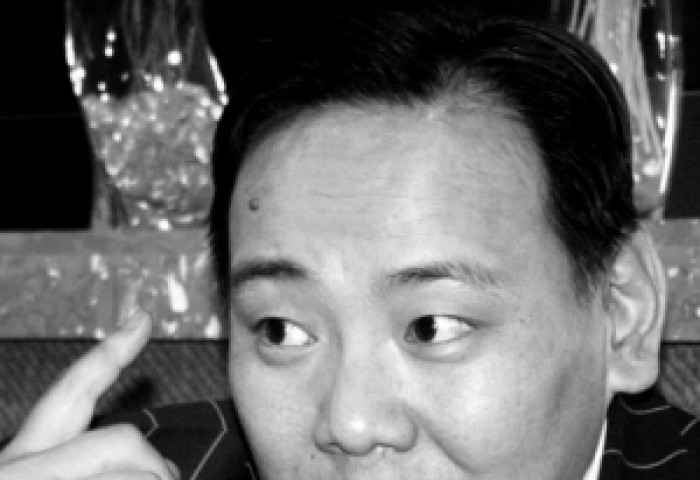 Өнөө “жидүү” чинь үхэрт халдчихаж...