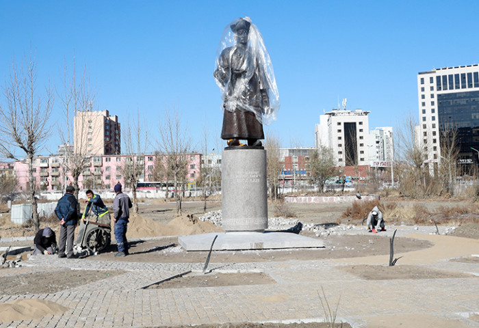 Богд хааны ордон музейн дэргэдэх цэцэрлэгт хүрээлэнд 13 хөшөө сүндэрлэнэ