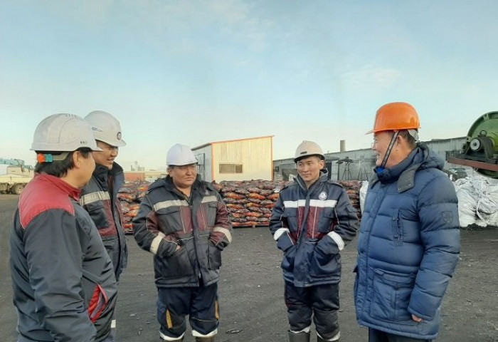 Нэг шуудай шахмал түлшийг 3750 төгрөгөөр худалдаж нэг тоннынх нь үнэ 150.000 төгрөгийн ханштай байна