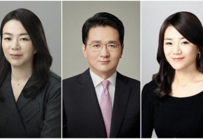 “Korean Air”-ийн захирал Чо Вон Тэ ээжтэйгээ маргалдаж, гарыг нь зүсчээ