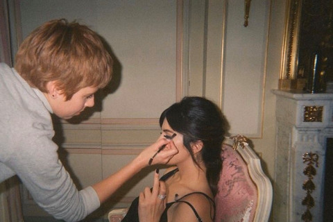 Дуучин Selena Gomez гоо сайхны бүтээгдэхүүний салбарт  хүч үзнэ
