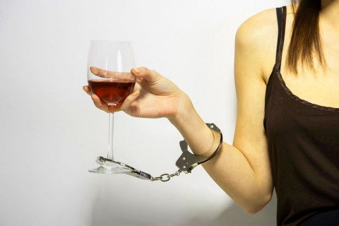 Эмэгтэйчүүд архинд донтох юунаас эхэлдэг вэ?