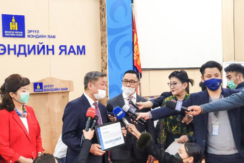 Голомт банкны хамт олон ХӨСҮТ-д 100 сая төгрөг хандивлав