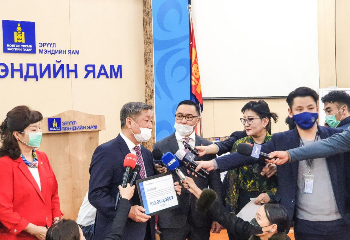 Голомт банкны хамт олон ХӨСҮТ-д 100 сая төгрөг хандивлав