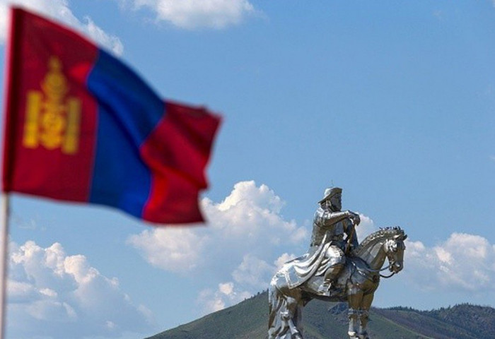   	 		 Монголын нийгэмд хардлага дагасан айдас давамгайлж, хүмүүсийн сэтгэлгээ ихэд хайрцаглагджээ