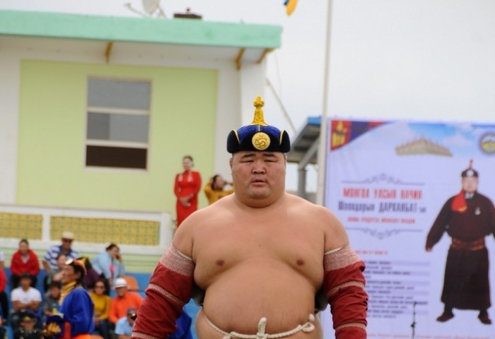 Олон түмэн хүсэн хүлээсээр байна