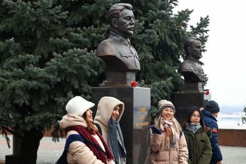 ОХУ-ын Волгоград хотод Сталиний цээж баримлыг босгожээ