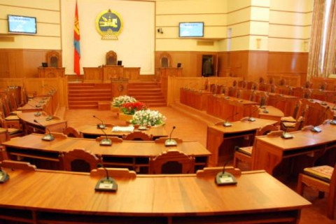 УИХ-ын чуулган түр завсарлаж, гишүүд Үндсэн хуулийн өөрчлөлтийн асуудлаар иргэдийн саналыг сонсохоор ажиллаж байна
