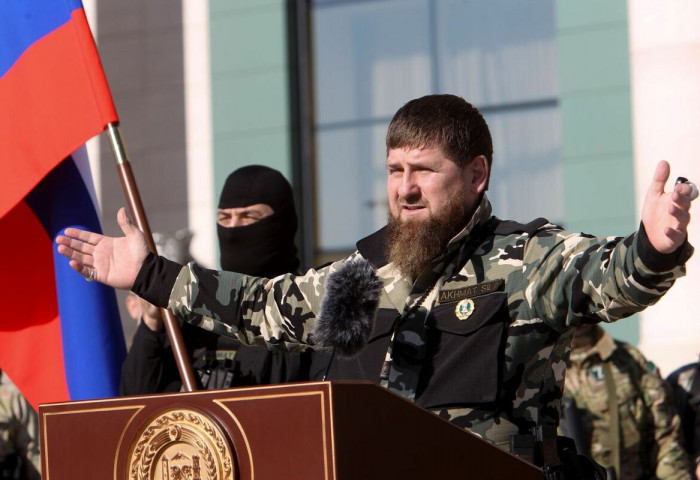 Кадыровын эрүүл мэндтэй холбоотой мэдээлэл цацагдсаны дараа сошиал суваг нь түүний дүрс бичлэгийг тараав