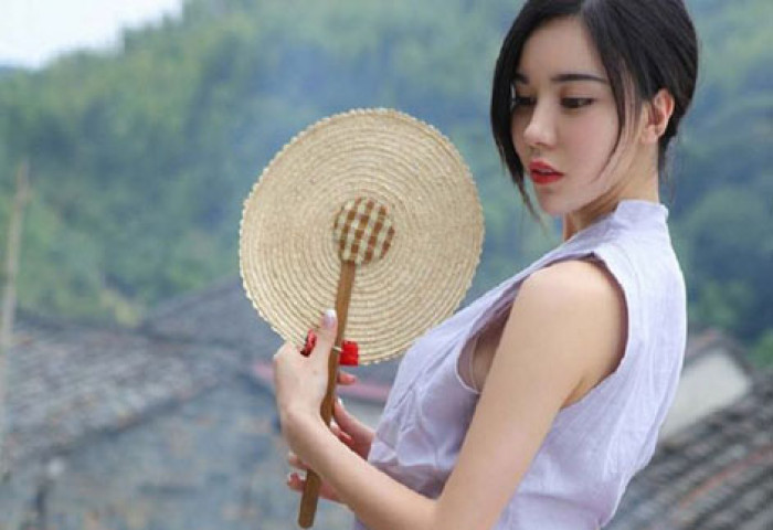 Хятад охидын эротик зургууд сошиалыг солиоруулж байна