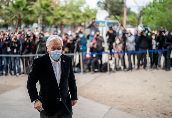 Чилийн ерөнхийлөгч амны хаалт зүүхгүйгээр сэлфи хийсний төлөө $3,500-аар торгуулжээ