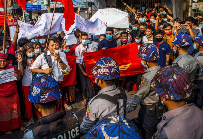 Мьянмарт интернэт хаагдаж, олон мянган хүн оролцсон эсэргүүцлийн жагсаал боллоо