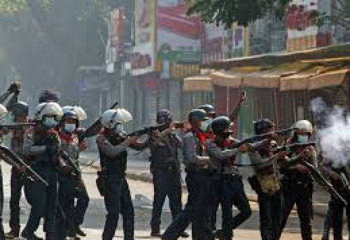 Мьянмарын цагдаа нар Энэтхэг рүү дүрвэж эхэлжээ