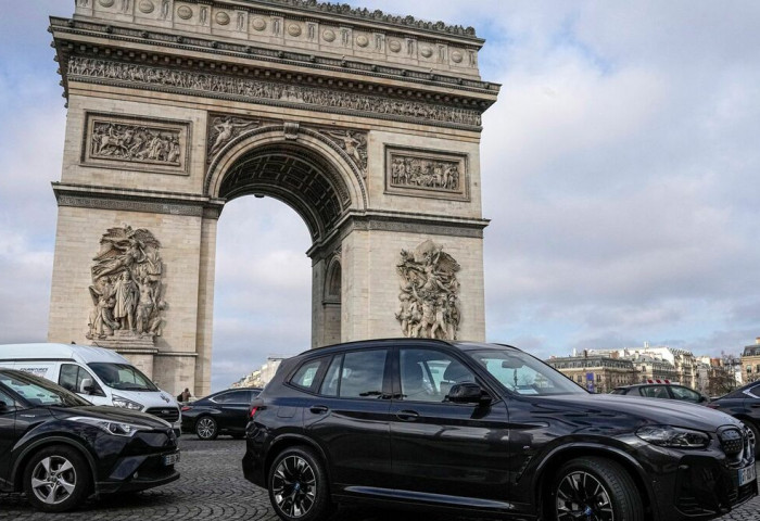 Парис хотын иргэд “жийп” автомашины зогсоолын төлбөрийг гурав дахин өсгөхийг дэмжлээ
