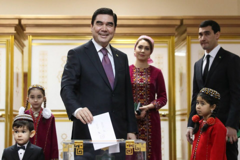 Туркменистаны ерөнхийлөгч аавыгаа “үндэсний удирдагч” болгов
