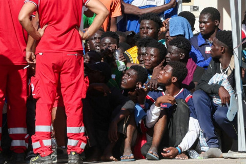 Африкаас олон мянган дүрвэгч ирсний дараа Италийн ерөнхий сайд Европын ирээдүй аюулын ирмэгт тулсныг сануулав