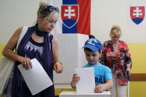 Словак улс сонгуулийнх нь үр дүнд нөлөөлсөн ОХУ-д эсэргүүцэл илэрхийлэв