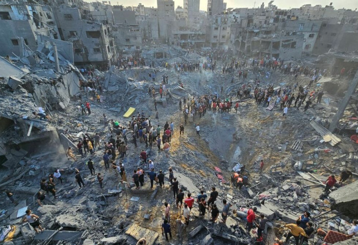 Газын зурвас дахь хамгийн том дүрвэгсдийн хуаранг Израилийн онгоц бөмбөгджээ