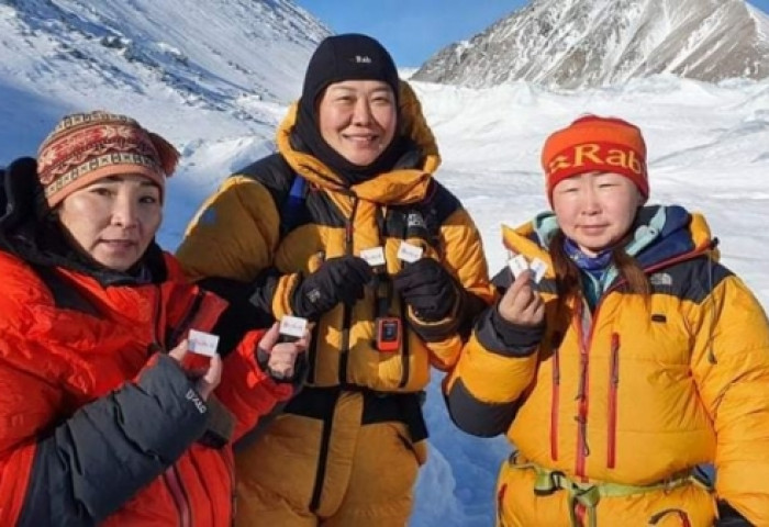 Монголын 3 эмэгтэй уулчин Хүйтний оргилд амжилттай гарчээ